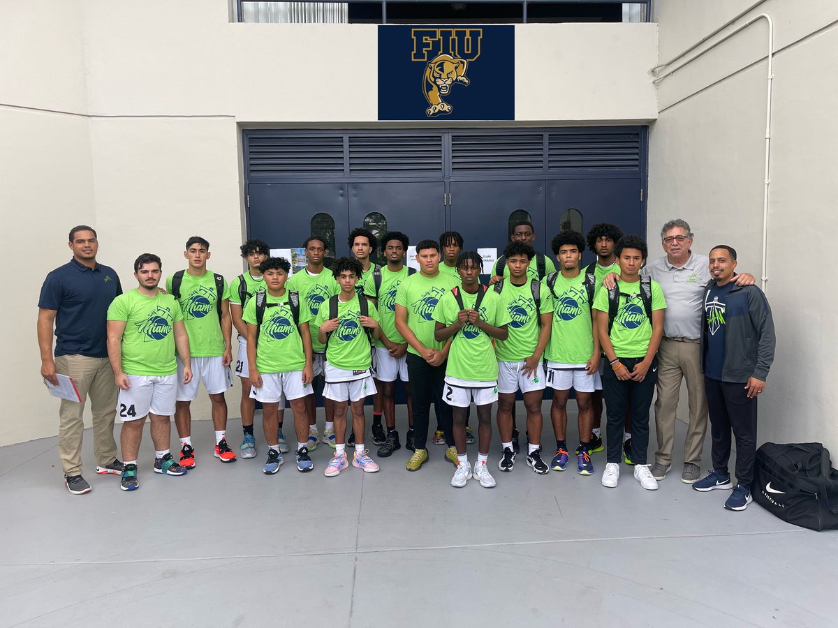 slammiami_bb's tweet photo. We had our first showing this weekend @coachballardcamp Team Camp🏀 
Our boys played hard, as a unit and most importantly they’re buying into our culture. Excited to see our growth📈 #SLAMmiami #TitanUp #SLAMbasketball #Culture #1%Better https://t.co/FxE5SC4uwj