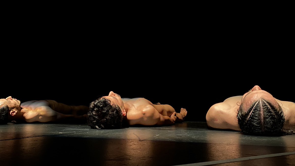 moves_mx's tweet photo. El sentimentar, la escucha y el cuerpo vulnerable se trasladan a la danza y la performance en #LEMNISKATA de #LukasAvendaño.
Próximas funciones en la Sala Miguel Covarrubias.
Octubre 2022
#LukasAvendaño #ElencoLemniskata #DanzaContemporánea #MovesMX https://t.co/G9UvIaIjzr
