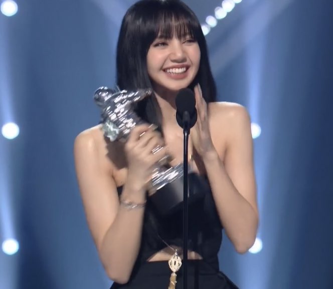 lalisamgger's tweet photo. I have tears in my eyes. Lisa, you did it girl https://t.co/wsaxR9vCHZ