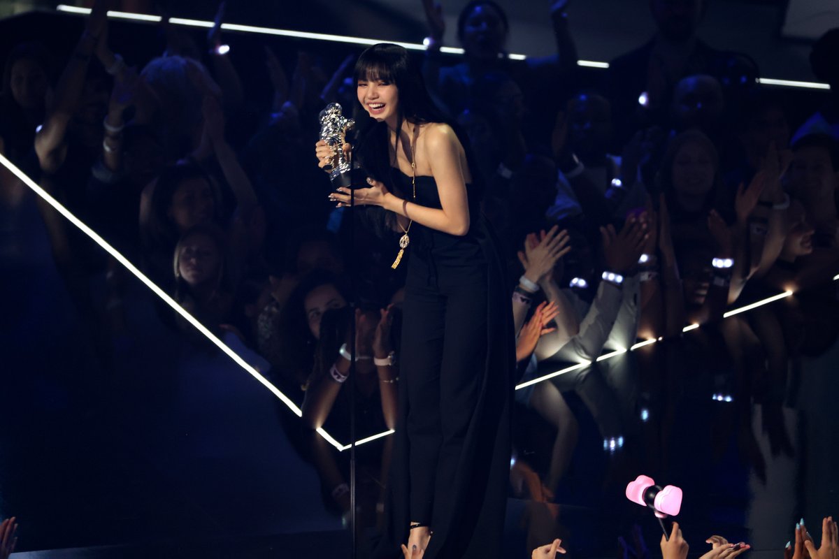 THR's tweet image. #LISA's "LALISA" wins best K-Pop at the 2022 #VMAs thr.cm/L39DBY4