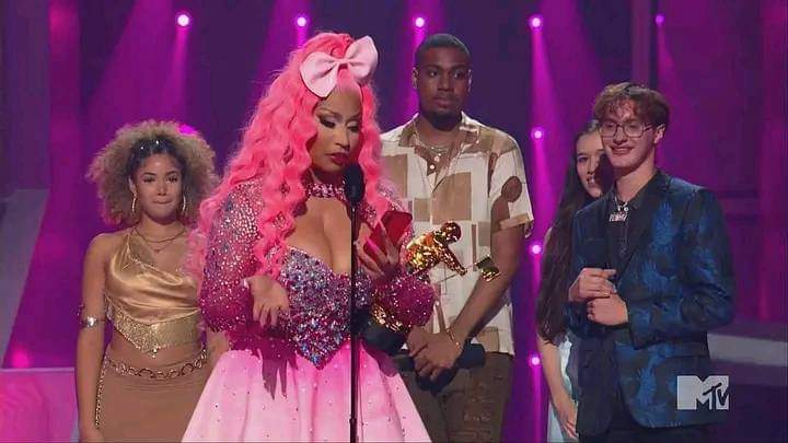 ZulCrl's tweet photo. Imagínate asistir a los premios y ser uno de los artistas que no escribe sus raps, y que Nicki te diga "ODIO A LA GENTE FALSA Y QUE NO ESCRIBE SUS PROPIOS RAPS"

Me desaparezco 💀 https://t.co/4TNngIH06J