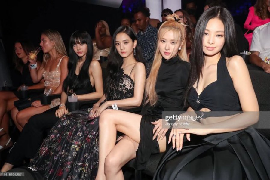 saimai0327's tweet photo. ภาพนี้แม่งเหมาะมากกับประโยค You can’t sit with us😂 https://t.co/wzrjO7WunJ