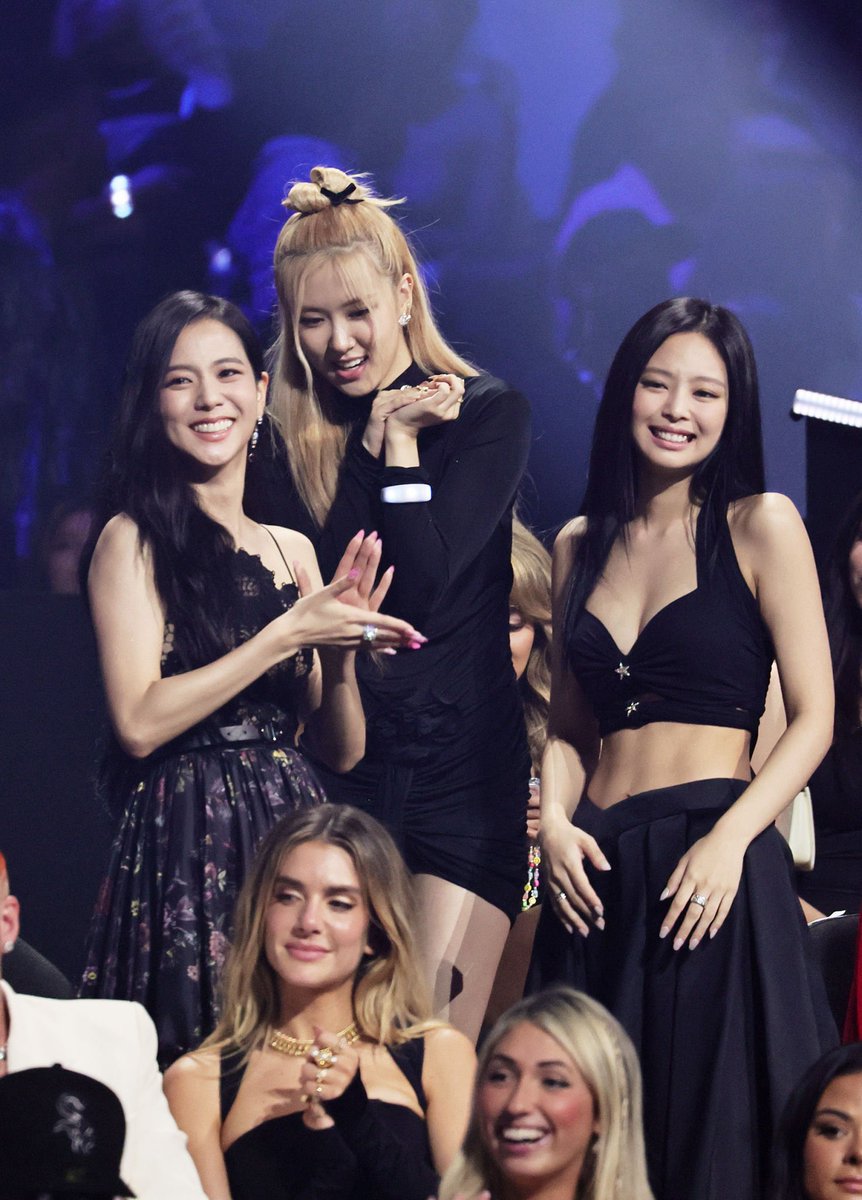 blackpinkbabo's tweet photo. I’M CRYING 😭😭 https://t.co/ueeYvaEfVe