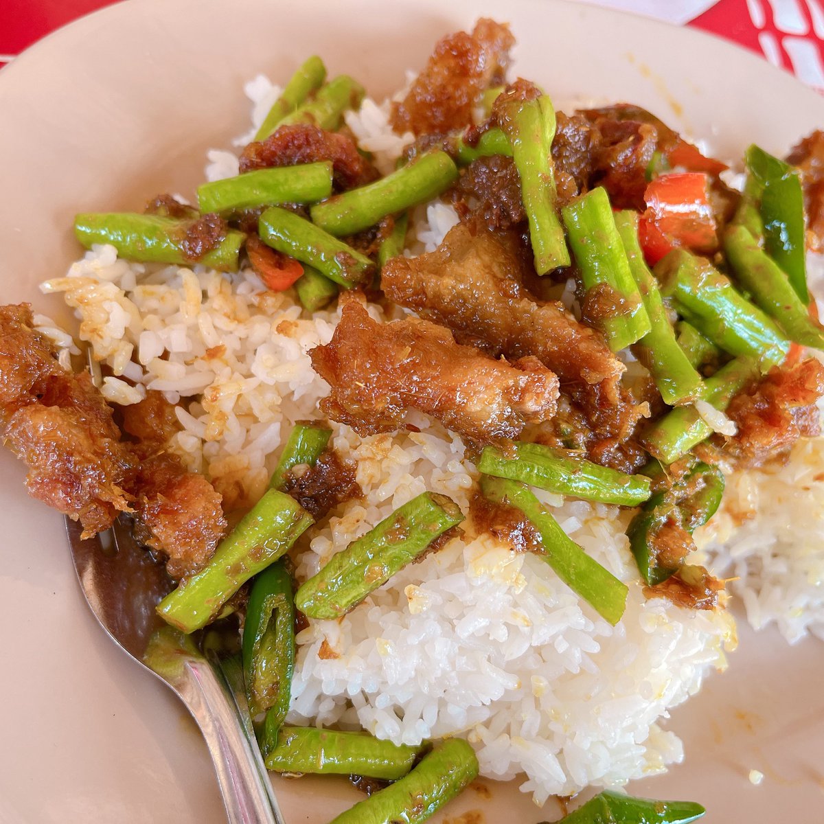 sirichai_poll's tweet photo. อยากกินหมูกรอบ ไปร้านตามสั่ง #ผัดพริกแกงหมูกรอบราดข้าว 1 จานครับ

#หมูกรอบที่ไม่เคยกรอบ #หมูกรอบไม่ใช่เซฟโซน #หมูกรอบ 😖😫😞😓 https://t.co/6GFOQ5Pl2s