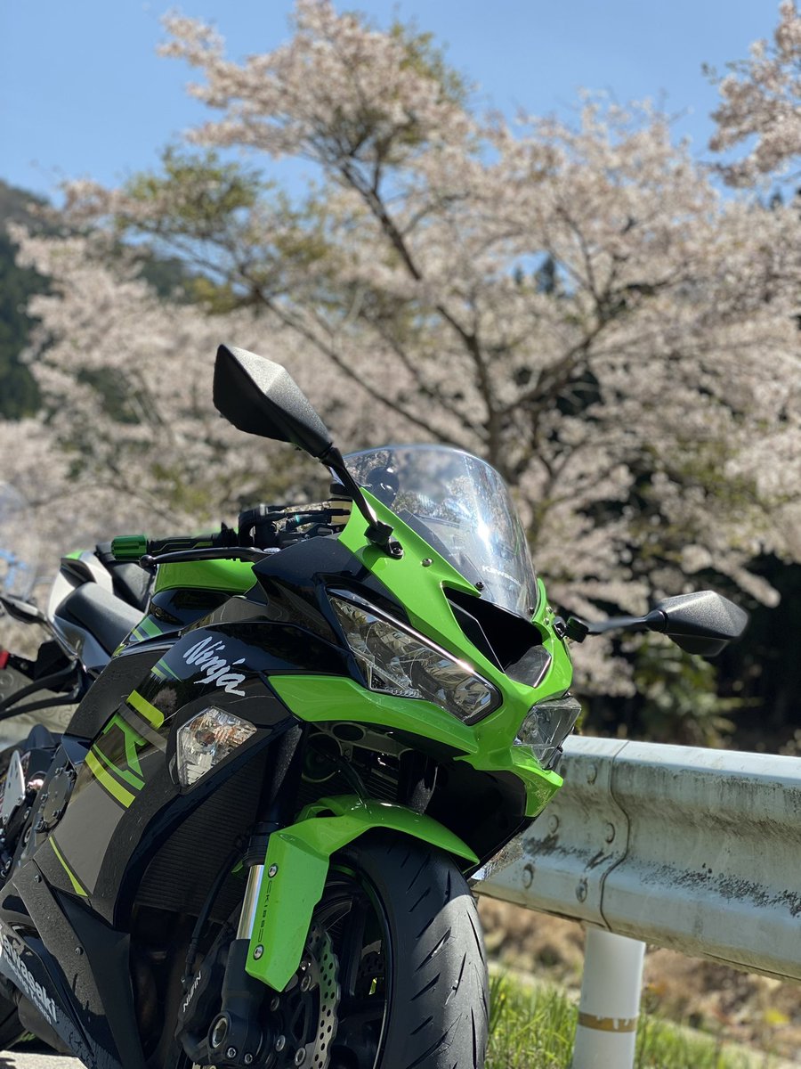 kafeoreE's tweet photo. バイク増車したので作り直し
名前:かふぇ
年齢:29
性別:雄
住み:大阪
身長:160
車種:Dトラッカー125、ZX-6R
好き:ツーリング、ゲーム
嫌い:渋滞
一言:ツーリング時に疲れてきたり眠くなってきたらキチガイ化します https://t.co/V7134HuwGp