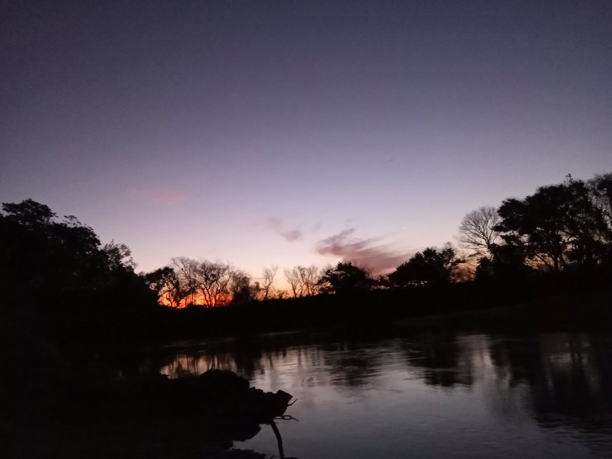 juanchonitez1's tweet photo. Despedí mi domingo con esta vista de mi querido rio aguapey.. fan #1 de nuestros paisajes. https://t.co/V41lOHIvvE