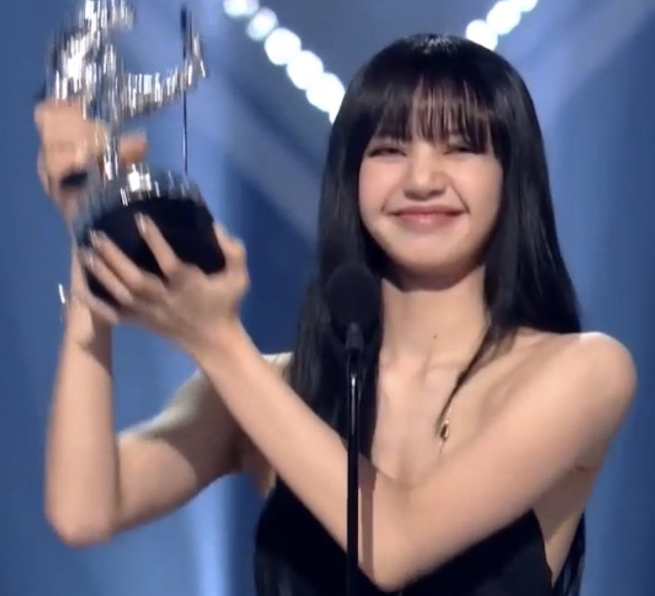 thinkerjnls's tweet photo. lisa making history today and being the first soloist to win best k-pop on #VMAs <3 we're so proud!! https://t.co/lXC9mIUAgz