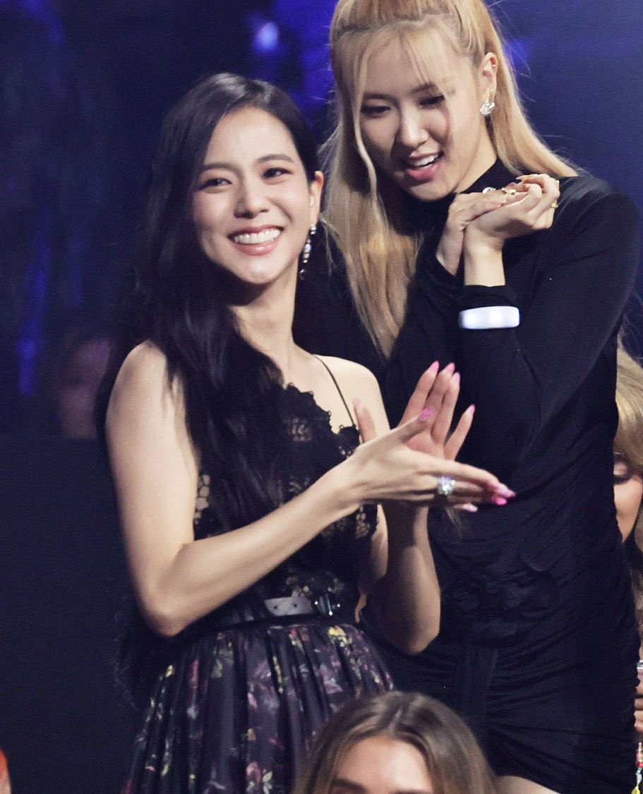 by jisoo🪐 tweet media