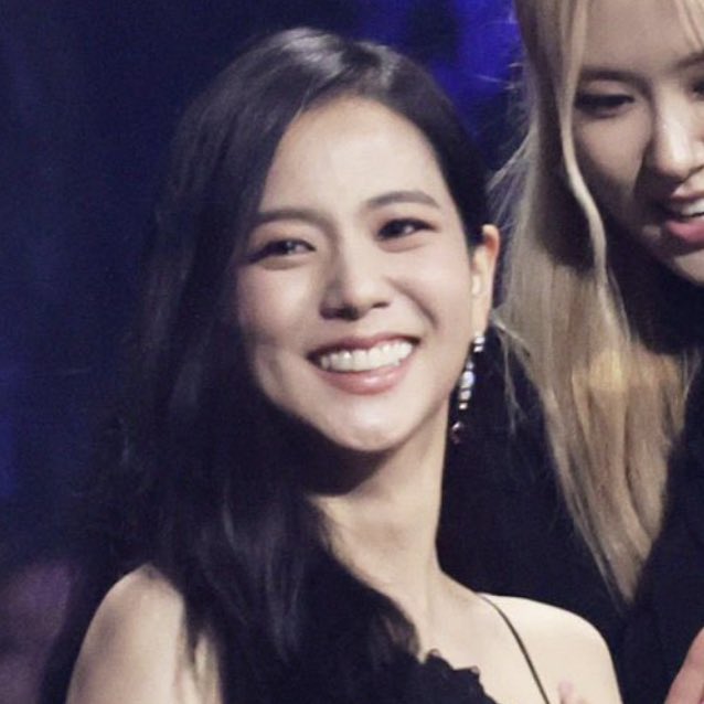 by jisoo🪐 tweet media