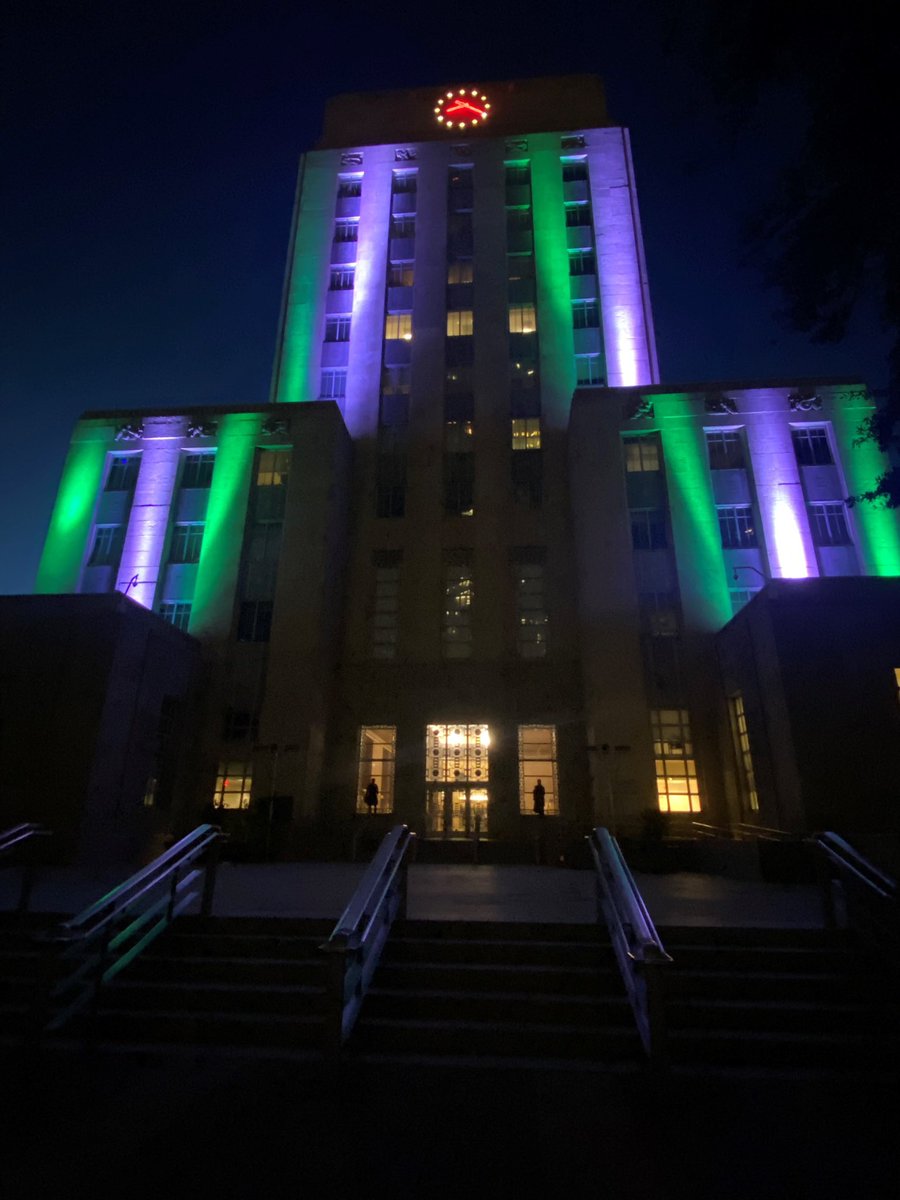 HoustonTX's tweet photo. In solidarity with the Houston area Pakistani community, @houmayor this evening authorized the lights of City Hall to shine green and white in remembrance of the victims of the devastating monsoon rains and floods in Pakistan. An estimated 80,000 Pakistanis live in Houston area. https://t.co/dPTySxJAiF