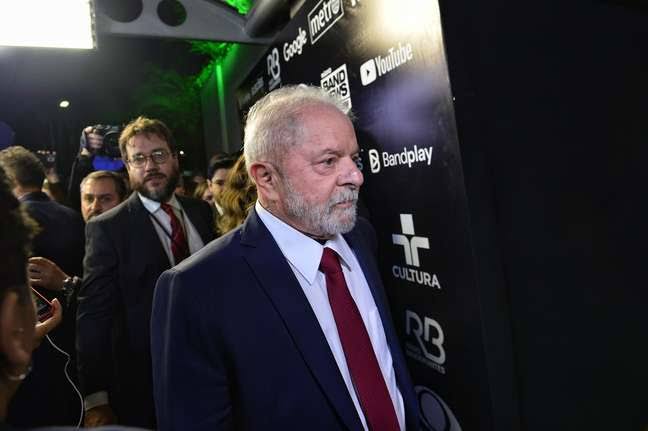 ruiaplb's tweet photo. "Quem criou o piso escolar fui eu, espalhamos universidades, defendendo PROUNI. Meninos, negros e negras tiveram a primeira oportunidade de fazer universidade. A elite brasileira nunca se preocupou em educar. Quem fez isso foi um metalúrgico" #LulaNaBand #LulaPresidente13 https://t.co/hOZwxdBFVw