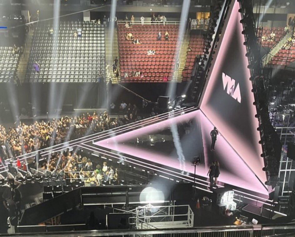 FARYTAEIL's tweet image. did they forgot to buy the audience-