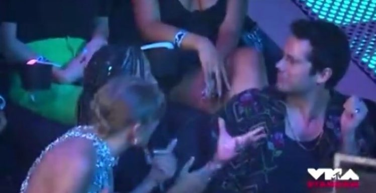 ashlizmonde's tweet photo. TAYLOR AND DYLAN REACTION WHEN LALISA CAME IN SCREEN Y'ALL

LALISA TAKES OVER VMAs
#LisaHitsMTVStage https://t.co/BXyfOo10t7