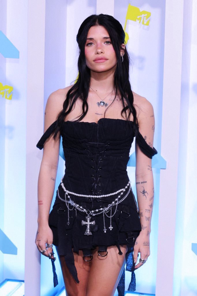 WarnerPromo's tweet photo. Slaaayyyyyyy @nessabarrett ❤️❤️❤️ #VMAs https://t.co/qGmpX9wg1w