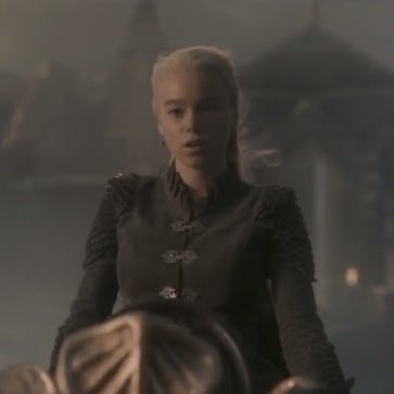 Jor_Escobar's tweet photo. #RhaenyraTargaryen llegando con Syrax como una reina tal cual lo hacia Daenerys, es lo mejor que van a ver hoy. #HouseOfTheDragonHBO #HouseoftheDragon https://t.co/XecYZt77an