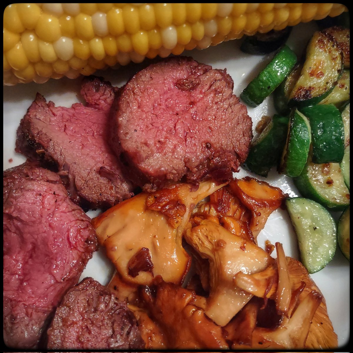 BobStPierre's tweet photo. WARNING!!!!
Food porn coming in hot.
Venison backstrap, chanterelles, garden zucchini, and fresh sweet corn.
#prairietoplate #fieldtofork #huntgathercook #chanterelles #foraging #venison #garden https://t.co/Y2Oc5Ef3Ae