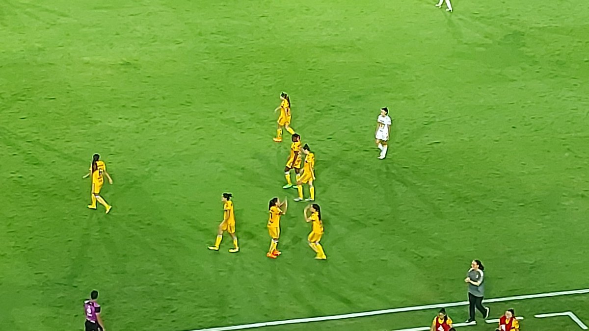 regialafrancesa's tweet photo. Último gooool de la noche
La Maga @lizbethovalle7  se luce con gol olímpico ⚽️🐯 https://t.co/3Zd2sJR8Yy