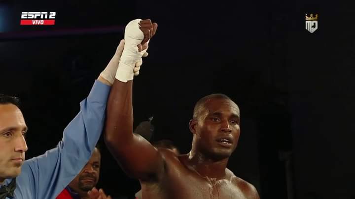 #ULTIMAHORA Venció #JulioCesarLaCruz 🇨🇺 por KO Técnico su segunda pelea en el boxeo profesional. #DeporteCubano #Venceremos