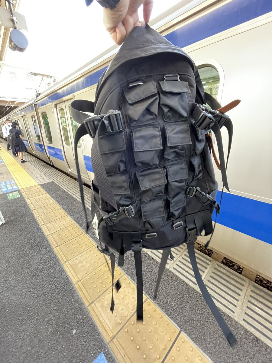 yallrocksick's tweet photo. グレゴリーのバックパックって、こんなにビロビロするものなのかな?
収納方があるのか?🤔
教えてアルゴマン!
#GENERALRESEARCH
#PARASITEPOCKET
#パラサイトポケット
#URBANRESARCH
#グレゴリー
#GREGORY
#PARASITE
#nexusvii https://t.co/jYdTRY7BjT