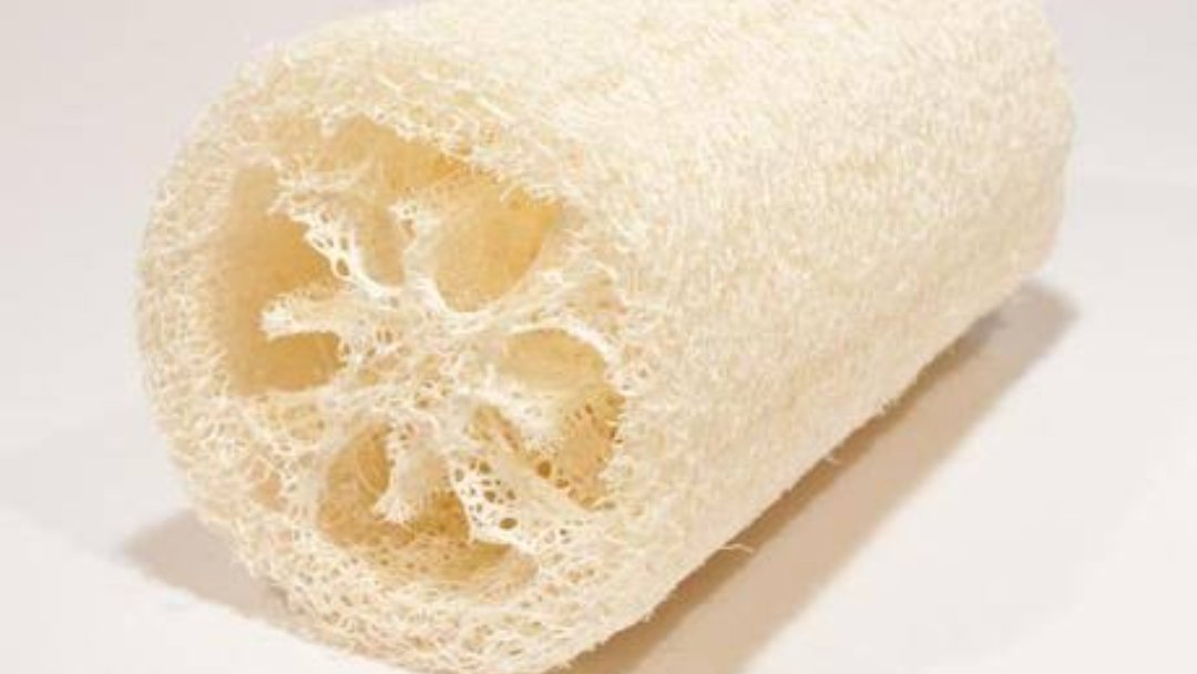 blueflatline's tweet photo. @prvdanic you should also use this black soap which is called saboun dzayer (algiers' soap) in algeria or beldi in morroco. let it on your wet hot skin for 2 or 3 minutes and then you wash with this glove. after that you can use the natural loofah. you will literally have a new smooth skin https://t.co/dCBqtcOkOf