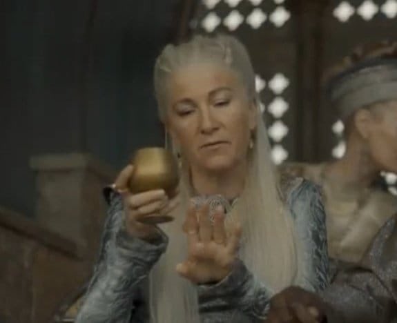 geekfarofeiro's tweet photo. a rhaenys é muito kinga, soltou um "viserys não é um tolo" e em seguida a rhaenyra é apunhalada pelo próprio pai, kinga visionária que não erra uma previsão, rainha moral de westeros mesmo https://t.co/Op2uVHLDOc