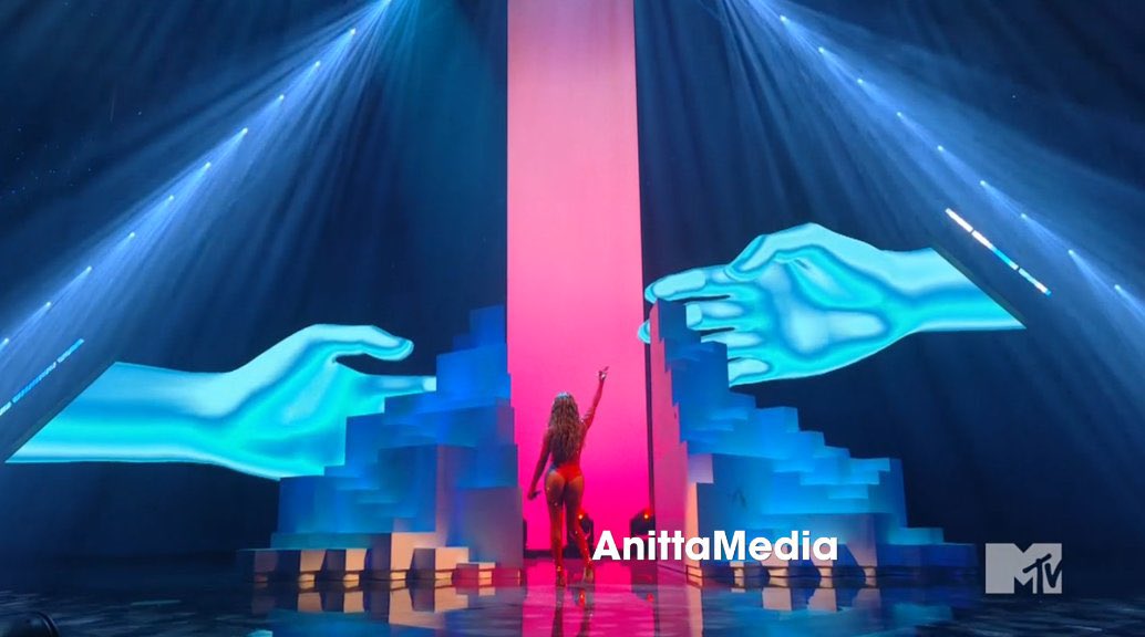 tracklist's tweet photo. Anitta, a primeira brasileira a performar no palco PRINCIPAL do #VMAs https://t.co/hwPQfV2AbH