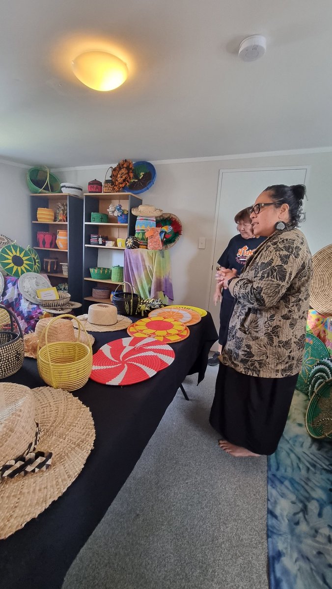 LagiMaama_'s tweet photo. Team Lagi-Maama is spending the day with Mama Molly Molima Pihigia as she shows us some of the Falepipi he Mafola Inc groups objects for their upcoming exhibition 😍🇳🇺 https://t.co/nIIyCJqCkM
