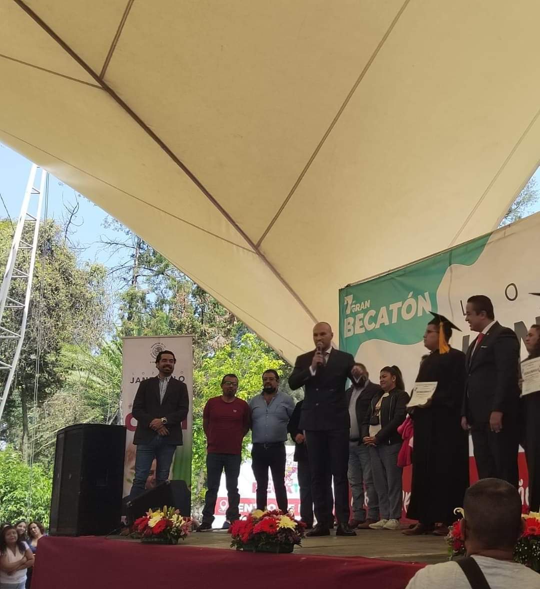 PircalabescuRaz's tweet photo. Am participat la #Becaton, unul dintre cele mai mari programe de burse pentru absolvenții de liceu și am transmis celor peste 2000 de tineri prezenți oportunitățile pe care le au de a studia în România și ulterior de a-și deschide business-uri care să impulsioneze economiile 🇷🇴🇲🇽 https://t.co/2uKgXhMWJE