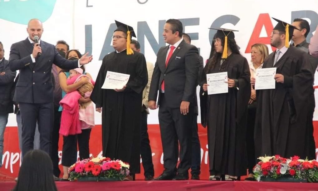 PircalabescuRaz's tweet photo. Am participat la #Becaton, unul dintre cele mai mari programe de burse pentru absolvenții de liceu și am transmis celor peste 2000 de tineri prezenți oportunitățile pe care le au de a studia în România și ulterior de a-și deschide business-uri care să impulsioneze economiile 🇷🇴🇲🇽 https://t.co/2uKgXhMWJE
