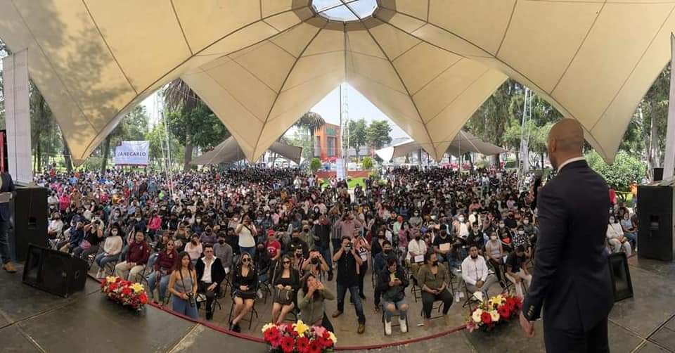 PircalabescuRaz's tweet photo. Am participat la #Becaton, unul dintre cele mai mari programe de burse pentru absolvenții de liceu și am transmis celor peste 2000 de tineri prezenți oportunitățile pe care le au de a studia în România și ulterior de a-și deschide business-uri care să impulsioneze economiile 🇷🇴🇲🇽 https://t.co/2uKgXhMWJE