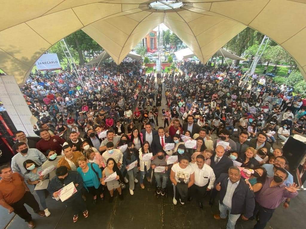 PircalabescuRaz's tweet photo. Am participat la #Becaton, unul dintre cele mai mari programe de burse pentru absolvenții de liceu și am transmis celor peste 2000 de tineri prezenți oportunitățile pe care le au de a studia în România și ulterior de a-și deschide business-uri care să impulsioneze economiile 🇷🇴🇲🇽 https://t.co/2uKgXhMWJE