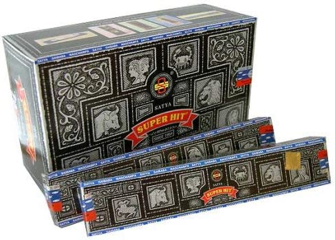 お香「SATYA SUPER HIT」焚いてみた
安い日本企画のトリビュートアルバムみたいな名前のくせに
「寺」としか言いようがないくらいに堅実なお寺の匂い。
もったりした甘さにコショウを一つまみしたようなこの香りは
服に付くと間違いなく「お寺の帰り」と思われるくらいには寺感が凄い 