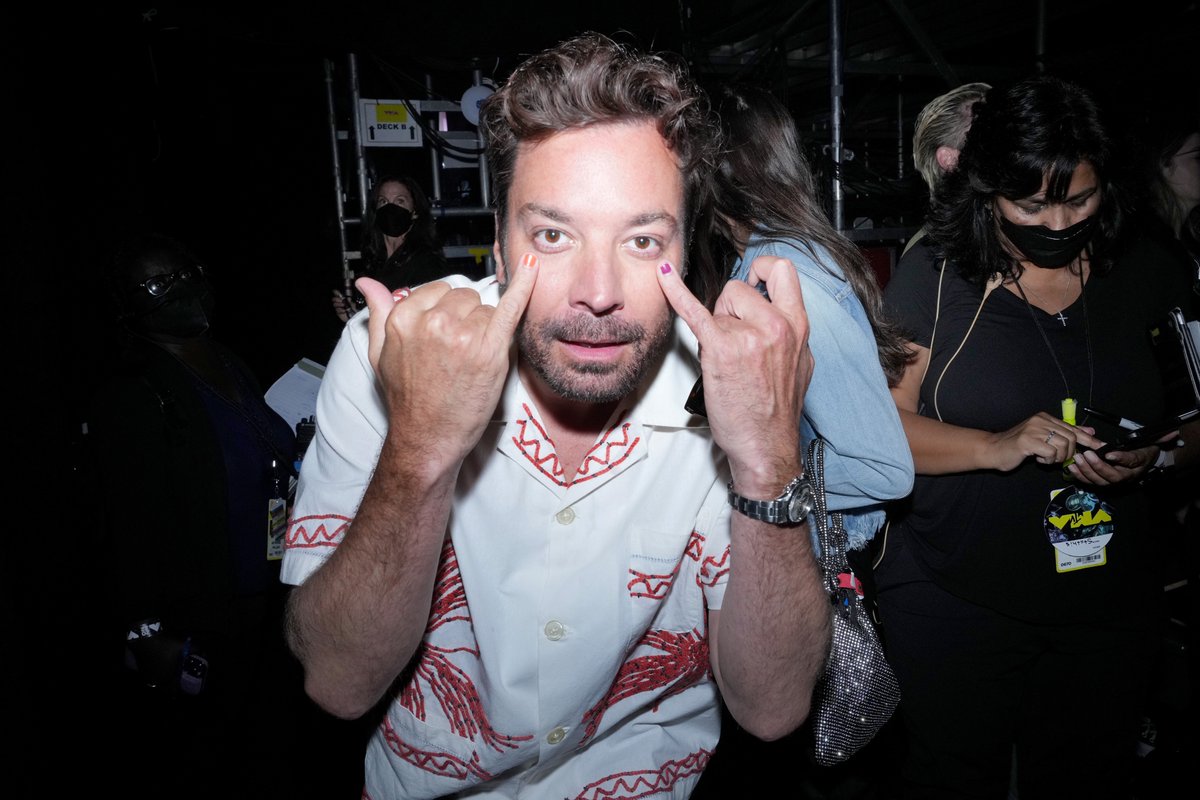 etnow's tweet photo. It’s Jimmy Fallon’s painted pinky nails for us. #VMAs 😭

(📸: Getty Images) https://t.co/KoCFMKnxlD
