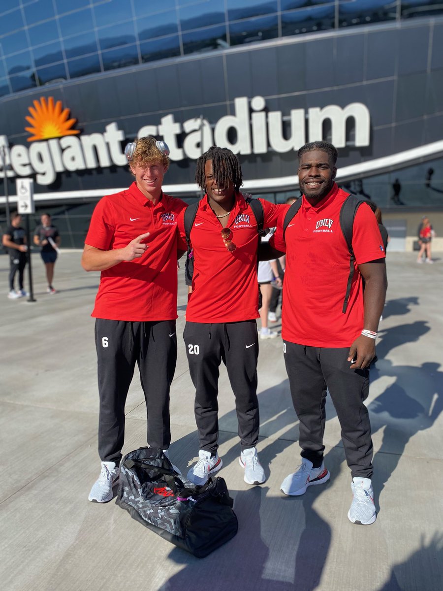 verittaholloway's tweet photo. @CCSFFootball @unlvfootball @TrentHolloway3 
@Fredthompkins5 
@JeffreyWeimer80 https://t.co/JcYi8IacRR