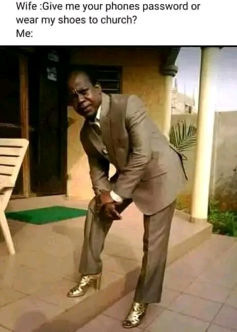 MuhammadAthens's tweet photo. Can u give ur woman ur phone o u rather put on her shoe📸📸😀😀 https://t.co/UifFa5VTnO