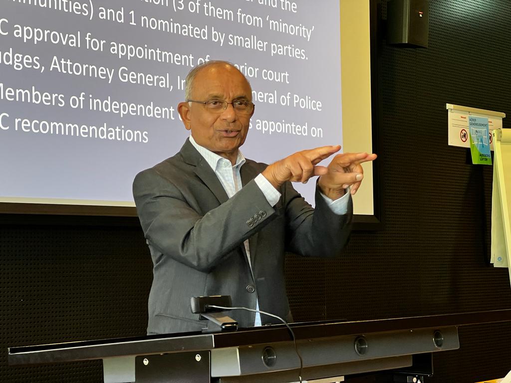InstituteOfFed's tweet photo. Week 2 of #summeruni: Jayampathy Wickramaratne @JayampathyWick1 gave us a wonderful presentation on Sri Lanka "Towards Conflict Resolution" and its story of "missed opportunities". #SriLankaCrisis @srilanka
 #unifr https://t.co/YSI2P6YKLB