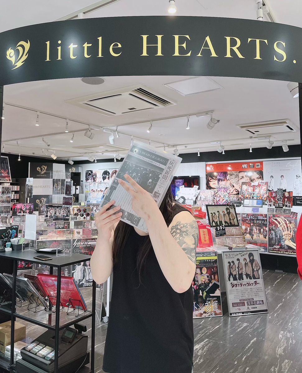 littleHEARTS_'s tweet photo. 【新宿店】
ASHEN DEAD(@ashendead )のKuzukiさんご来店！
最新フライヤーをお持ちくださいました🙏
9月18日池袋BlackHoleにてASHEN DEAD主催『The Secret makes a jealous jealous Vol.2』を開催！
同日に1st Album『Beyond The Grief』のリリースも決定しております🙌是非足をお運びください☺️ https://t.co/1smqORXeUb