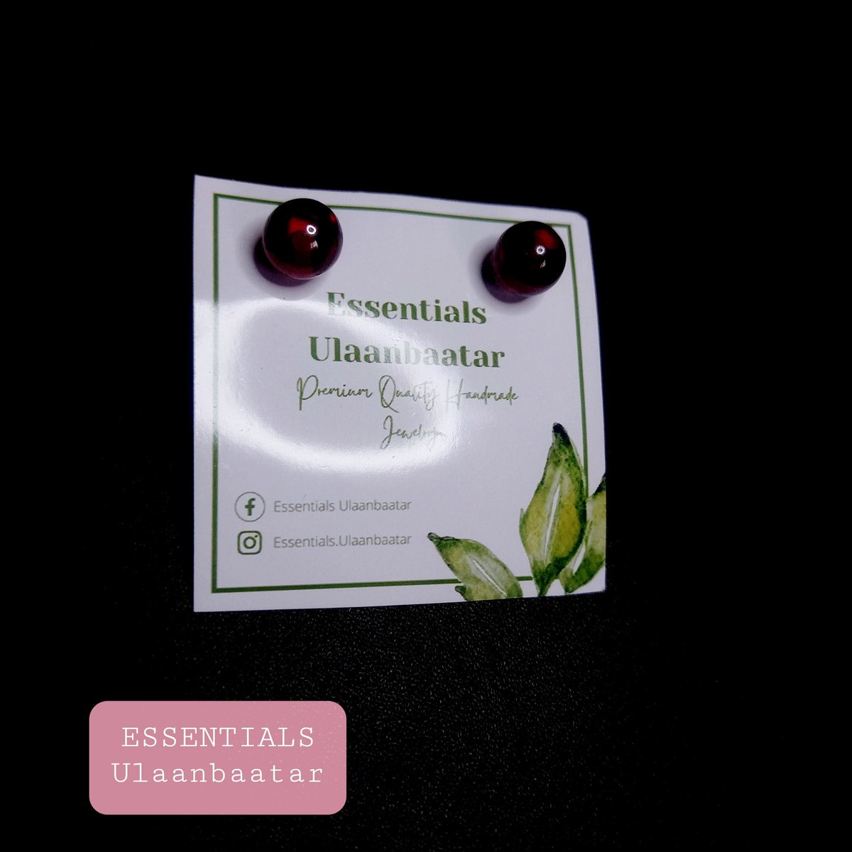 925 сорьцтой мөнгөн хатгууртай анар чулуун ээмэг
Чулууны диаметр: 3мм
Ээлтэй орд: арслан
Designed in Ulaanbaatar
®Essentials Ulaanbaatar
📱80836353