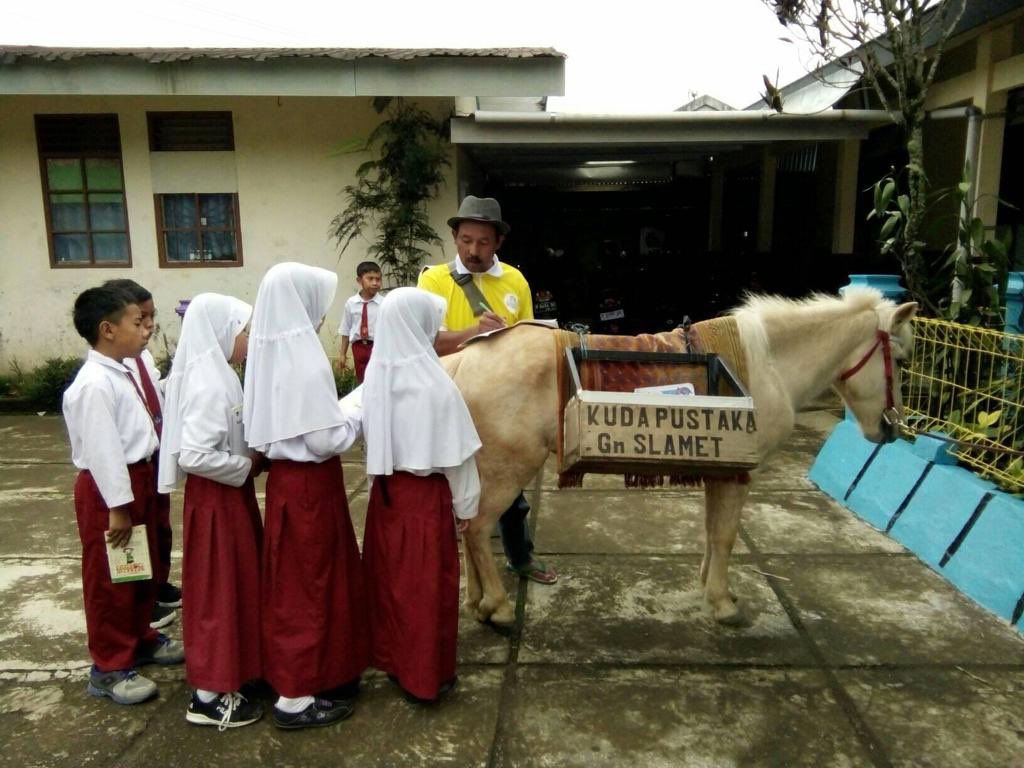 tcareid's tweet photo. TWITTER PLEASE DO YOUR MAGIC✨

Guys, aku mau cerita pengalamanku ketemu sama kuda pustaka! Hah apaan tuh? Jadi ada kuda bawa buku di Gunung Slamet gitu buat dipinjemin ke anak-anak di sana. Keren polll konsepnya! Jadi yang punya ide ini namanya Pak Ridwan. https://t.co/iIBcGneBD7