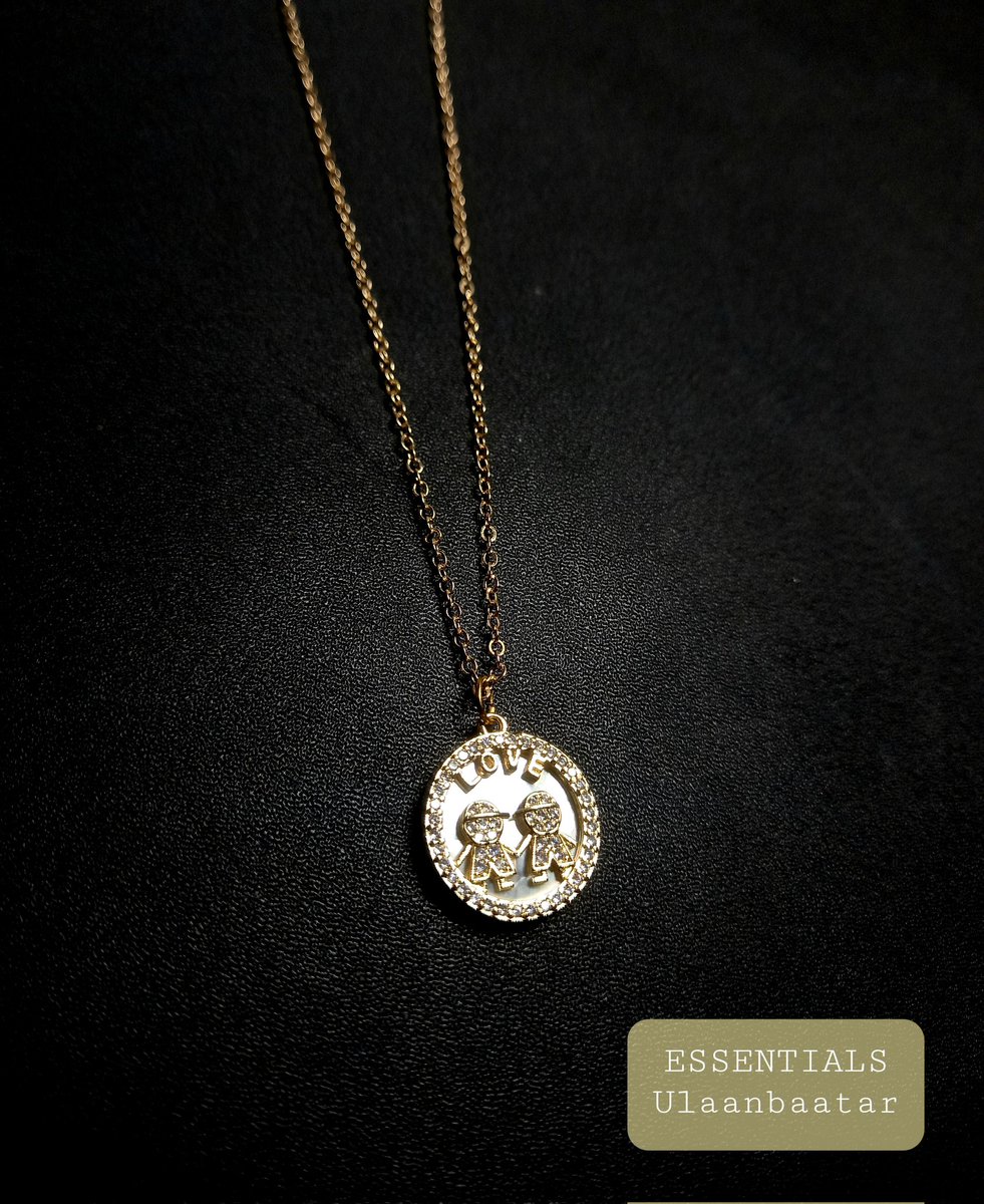 Хөтлөлцсөн 2 хүүгийн дүрстэй тана суурьтай зүүлт
Designed in Ulaanbaatar
®Essentials Ulaanbaatar
📱80836353