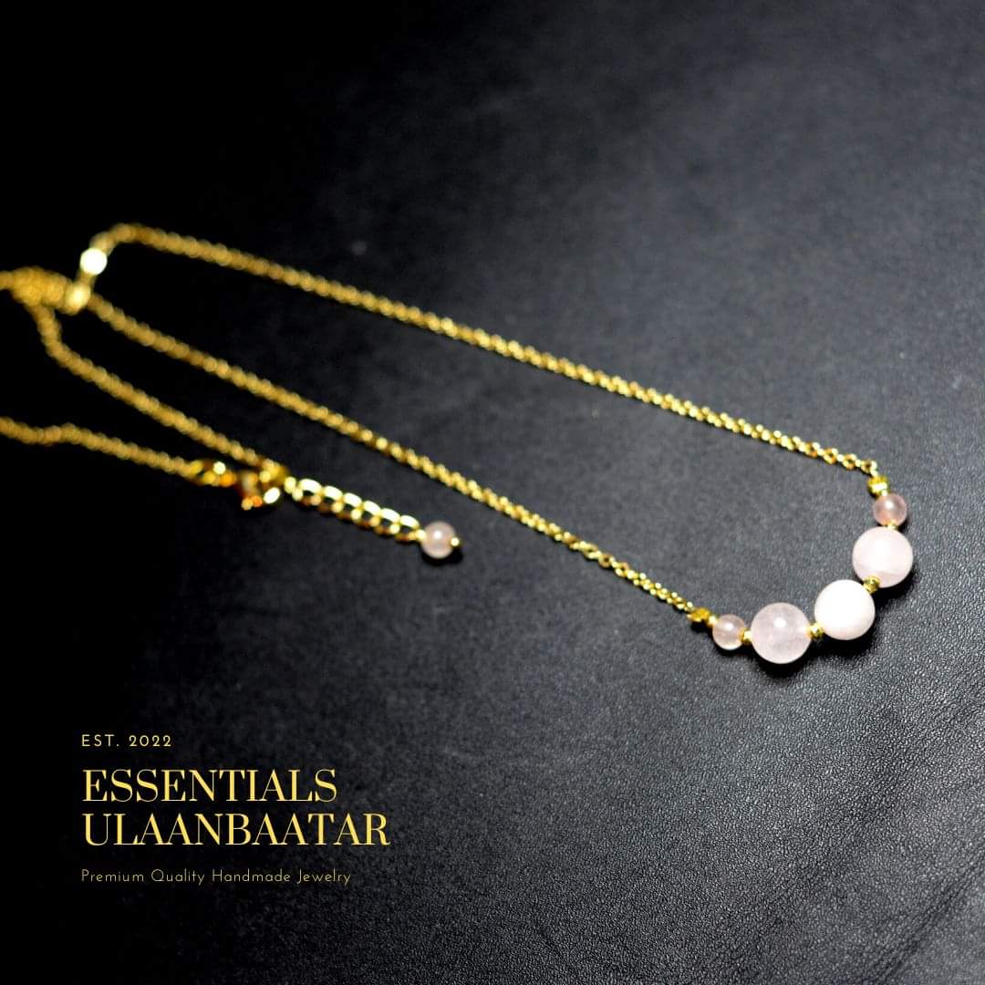 Ягаан болор чулуутай минимал загварын зүүлт
Designed in Ulaanbaatar
®Essentials Ulaanbaatar
📱80836353 
Ээлтэй орд: загас
Ээлтэй жил: нохой