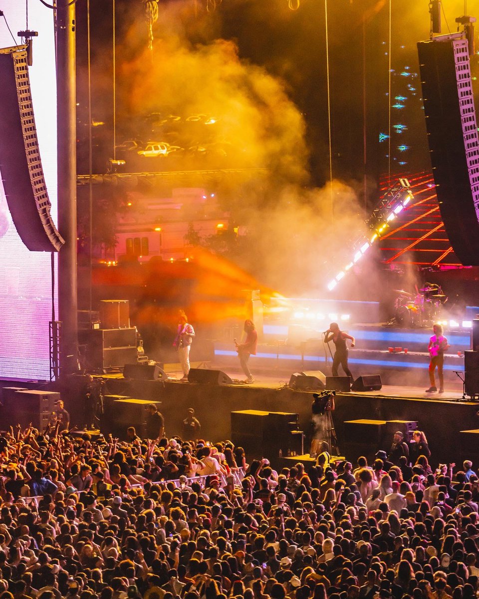 aintnopicnic's tweet photo. THIS IS IT. @thestrokes https://t.co/2yLf8SpIT5