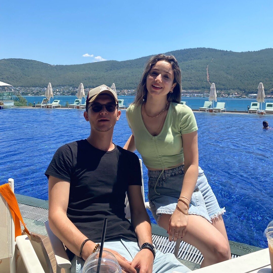 TVDinleyici's tweet photo. Unutulmaz çiftlerden #SonGün 🥲❤

#KırgınÇiçekler https://t.co/l3etWDhNVN