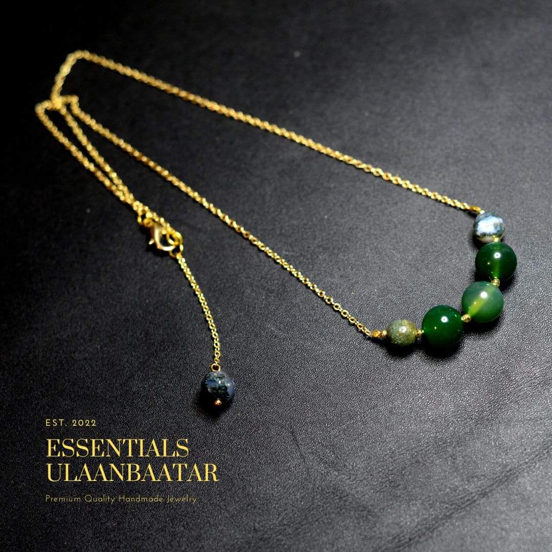 Ногоон мана чулуутай минимал загварын зүүлт
Designed in Ulaanbaatar
®Essentials Ulaanbaatar
📱80836353 
Ээлтэй орд: арслан, хилэнц