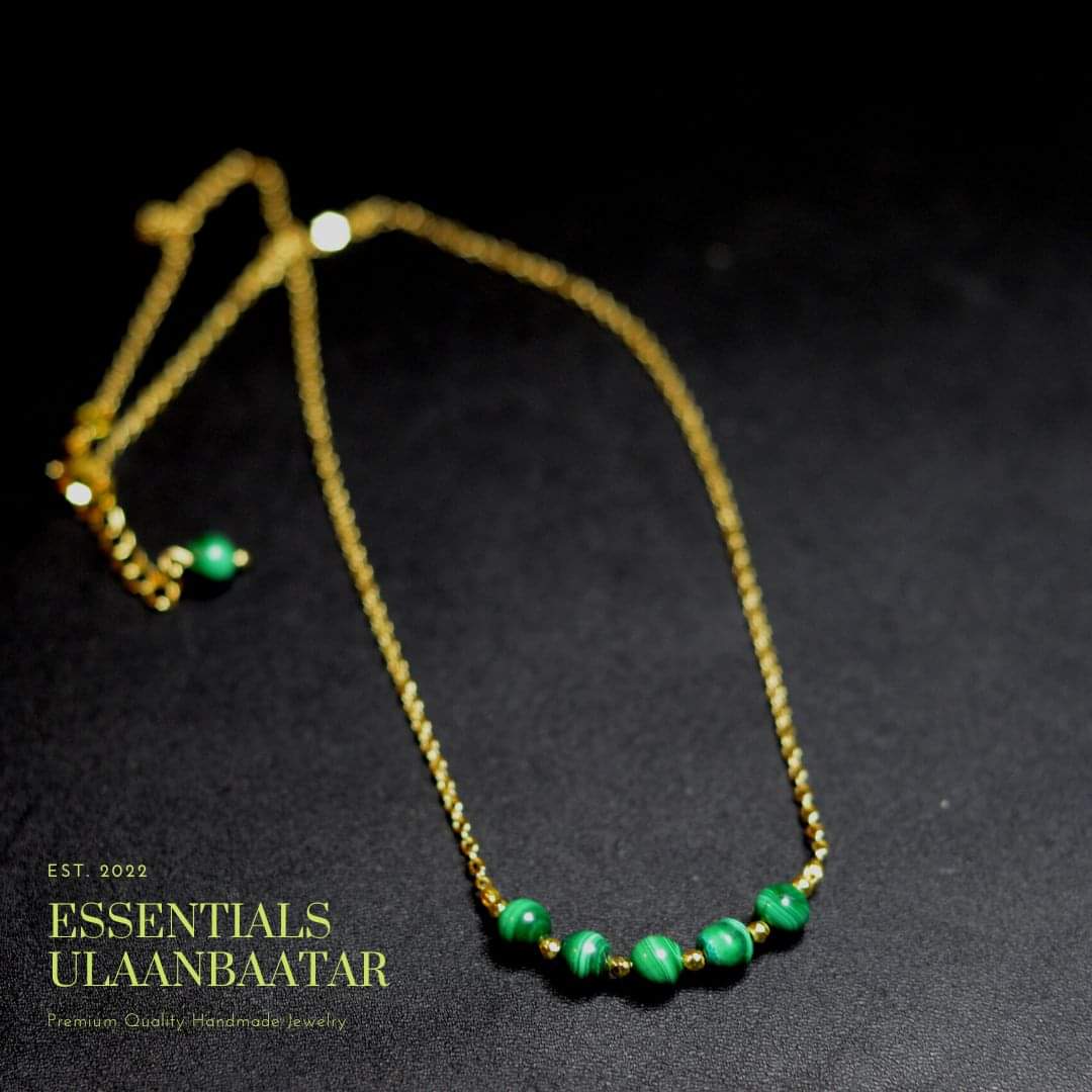 Ногоолин чулуутай минимал загварын зүүлт
Designed in Ulaanbaatar
®Essentials Ulaanbaatar
📱80836353 
Ээлтэй орд: охин
Ээлтэй жил: хулгана, бар