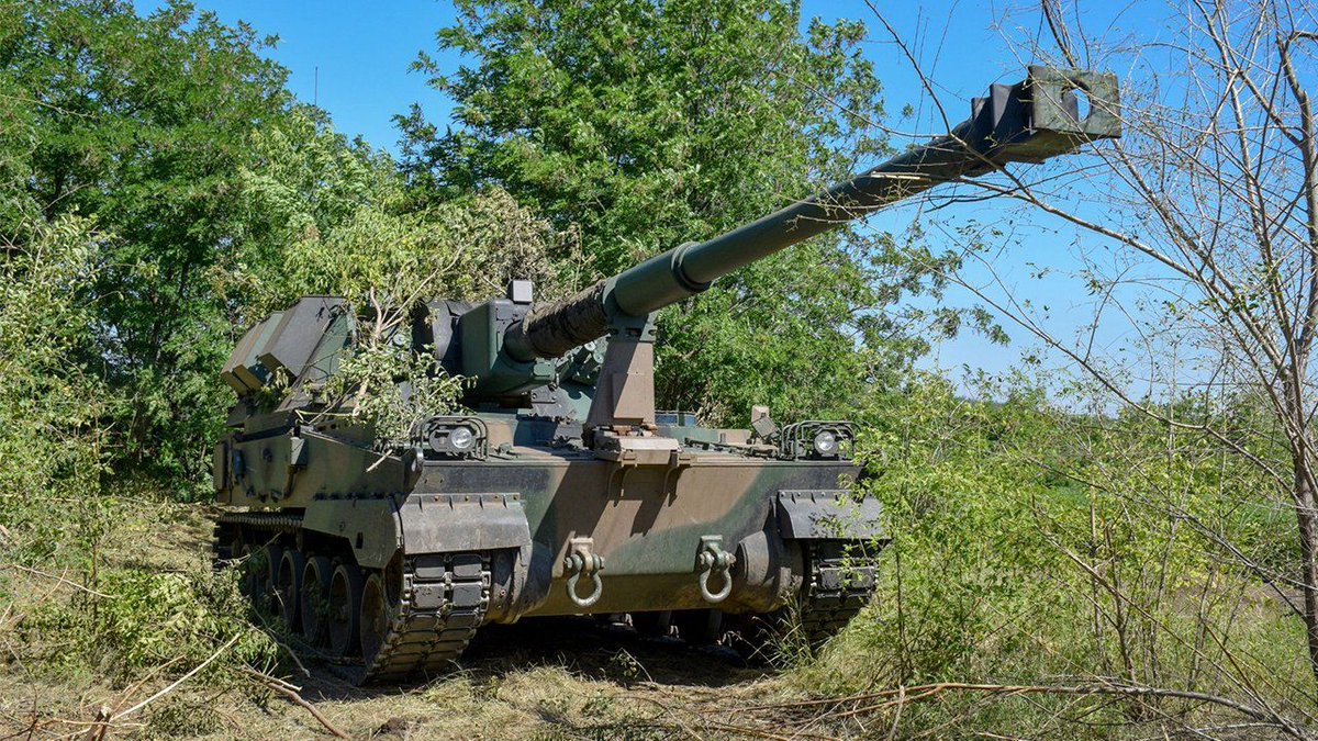 Dialog_UA's tweet photo. Украинская артиллерия нанесла удар по вражеским складам в Каховке: в Сети появились кадры   https://t.co/InG99cHZal https://t.co/i2xXE2gWYP