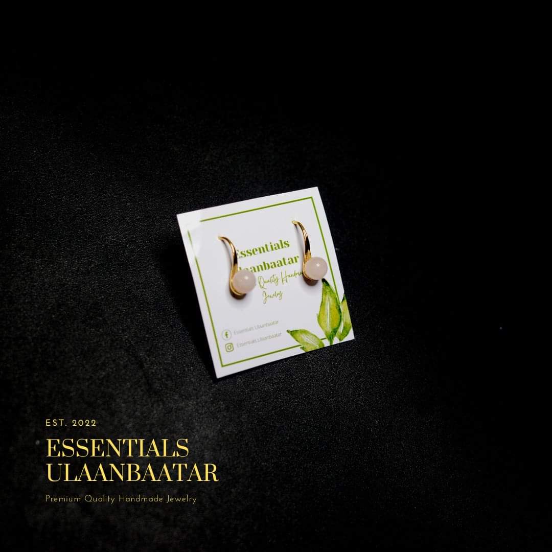 Ягаан болор чулуутай минимал сүйжин дэгээтэй ээмэг
Designed in Ulaanbaatar
®Essentials Ulaanbaatar
📱80836353