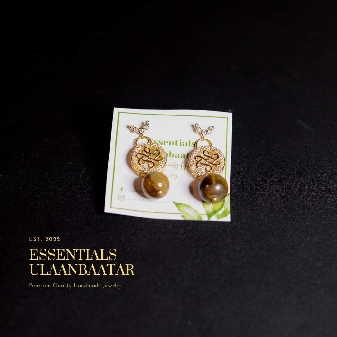 Барын нүдэн чулуутай өлзий хээтэй шигтгэдэг мөнгөн хатгууртай ээмэг 
Designed in Ulaanbaatar
®Essentials Ulaanbaatar
📱80836353