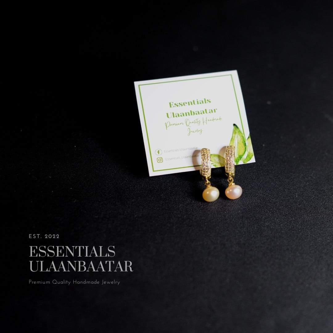 Цэнгэг усны ягаан сувдан унжлагатай 14к монет бүрмэл англи түгжээтэй классик загварын ээмэг
Designed in Ulaanbaatar
®Essentials Ulaanbaatar
📱80836353