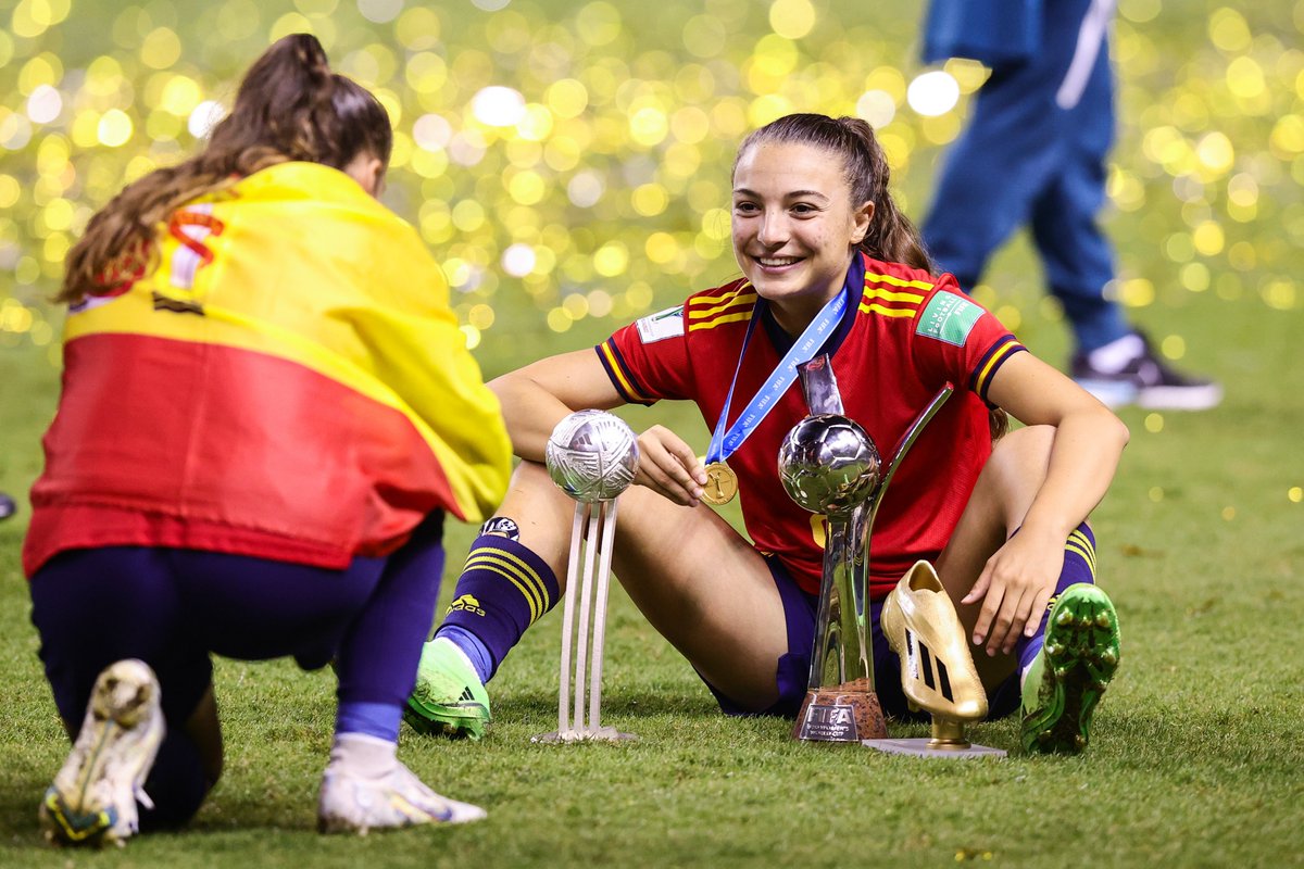SEFutbolFem's tweet image. 🏆 𝐏𝐑𝐄𝐌𝐈𝐎𝐒 𝐈𝐍𝐃𝐈𝐕𝐈𝐃𝐔𝐀𝐋𝐄𝐒 

✅ Bota de oro y jugadora de plata Mundial | @InmaGabarro.
✅ Guante de oro | @txellfontt.
✅ Mejor jugadora de la final | @SalmaParalluelo. 

#U20WWC | #VamosJuntas